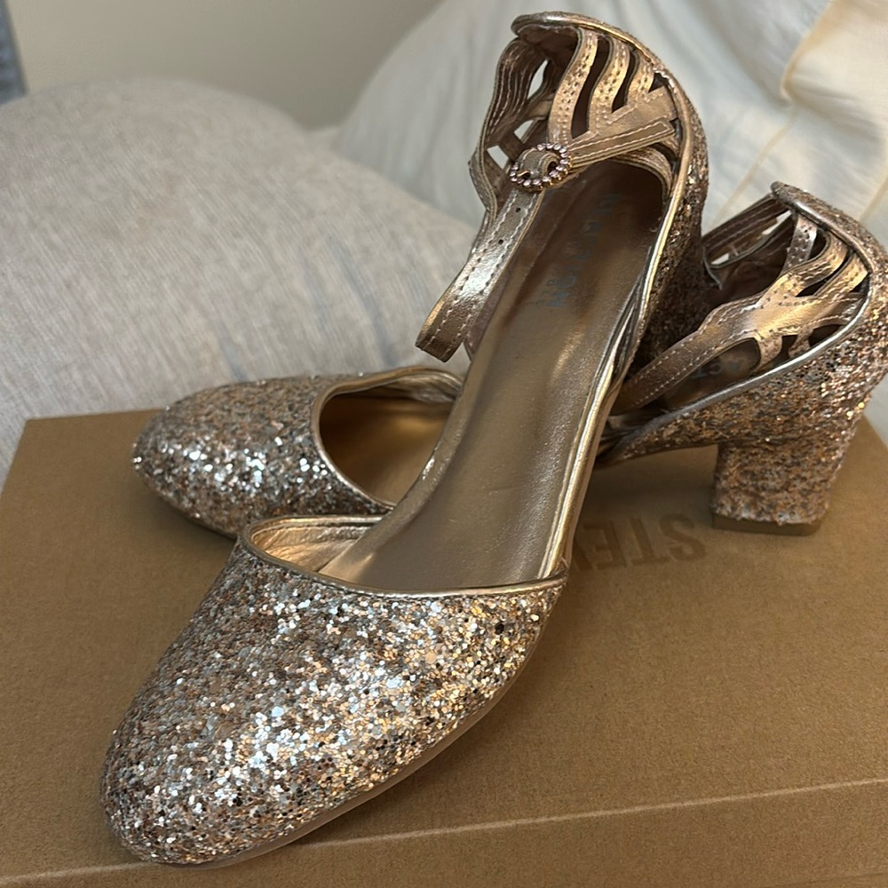 Kenneth Cole Girls size 3‎ Rose Gold shoe